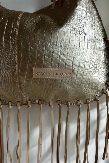 Cartera Alaska En Gamuza Con Flecos Linea Urbana Dorada.