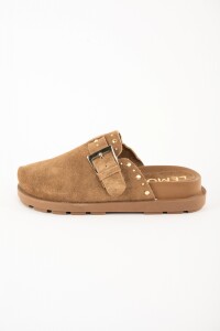 Zueco Gamuza Con Tachas Camel