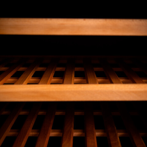Heladera para vinos con capacidad de más de 168 a 177 botellas con estantes de madera y puerta negra Heladera para vinos con capacidad de más de 168 a 177 botellas con estantes de madera y puerta negra