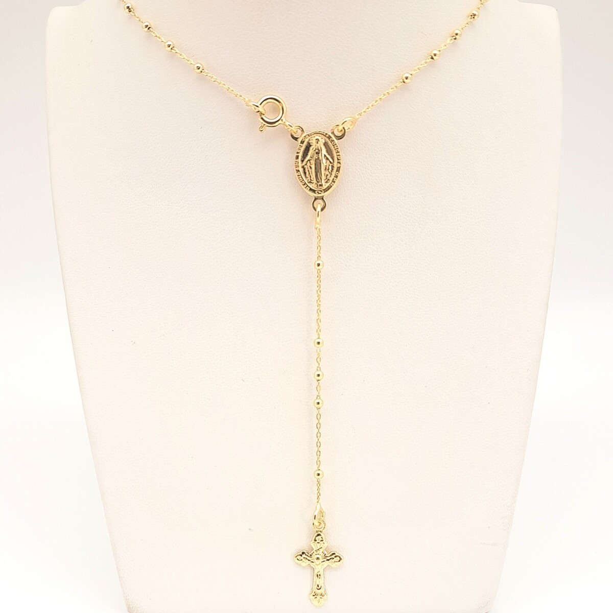 Rosario de plata 925 con baño de oro amarillo. 