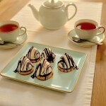 Pinitos de Chocolate Blanco Bañado en Chocolate Negro Pinitos de Chocolate Blanco Bañado en Chocolate Negro