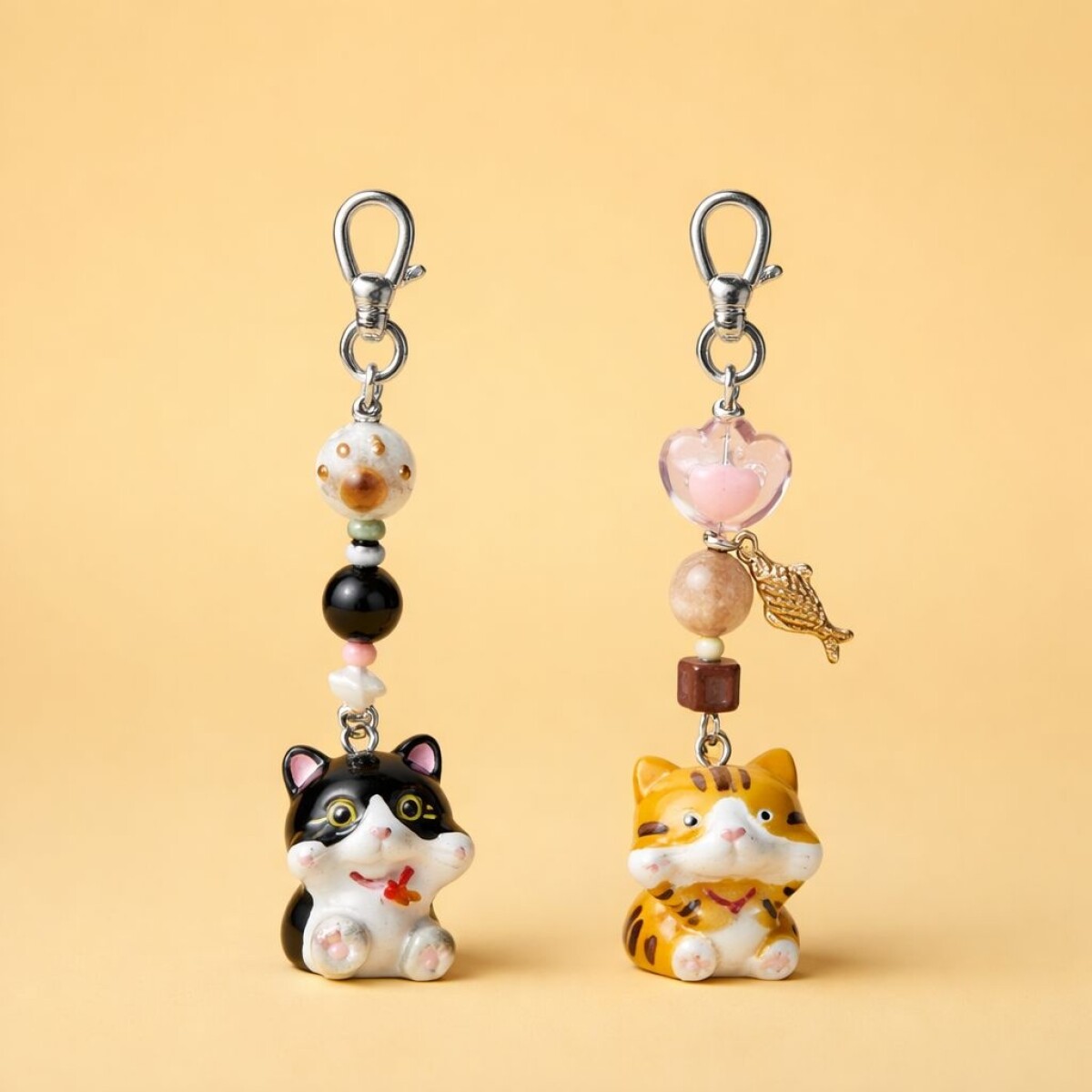 MINI COLGANTE PARA BOLSO SERIE GATOS VIBRANTES (PACK X2 / GATO VACA Y GATO NARAN 