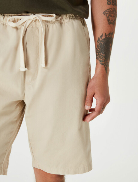 BERMUDA BÁSICA CON CORDÓN BEIGE