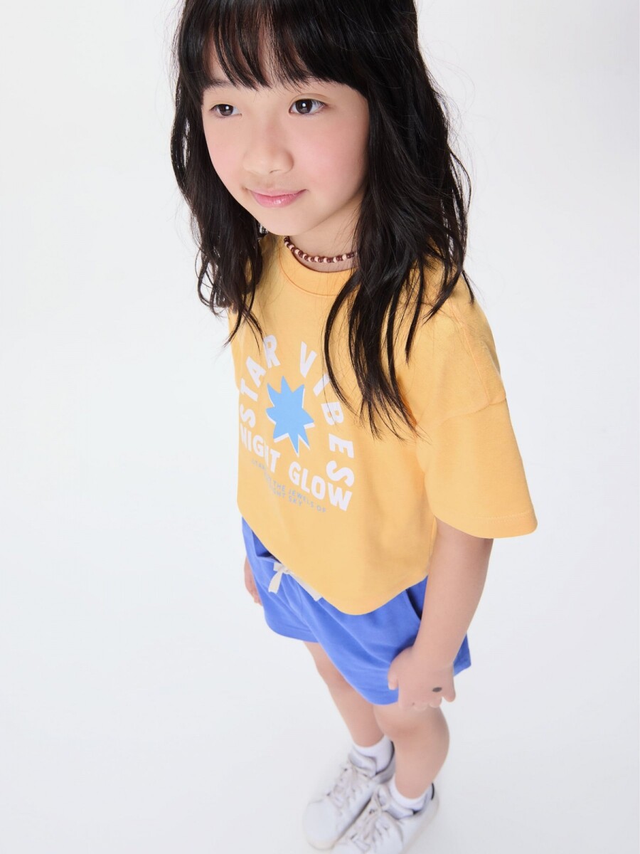 BLUSA INFANTIL MODELO CROPPED CON ESTAMPA - AMARILLO 