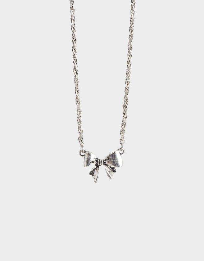 Cadena Corta con Dije Moño Cadena Corta Con Dije Moño - Plateado