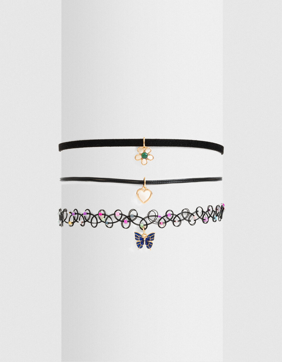Set De Chokers Con Dijes 