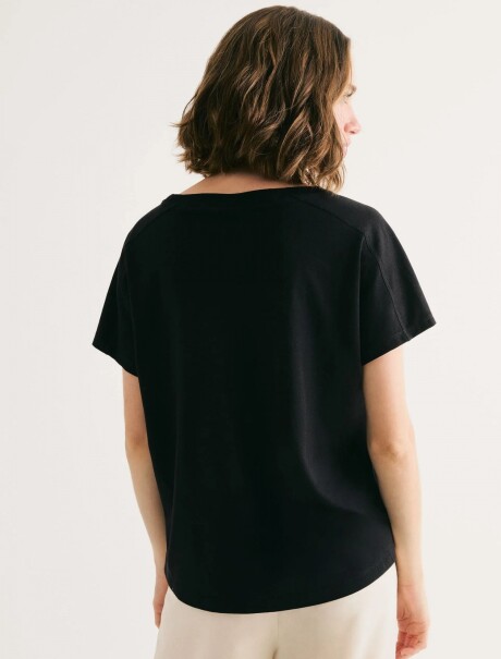 BLUSA DE VISCOSA DE CORTE REGULAR NEGRO