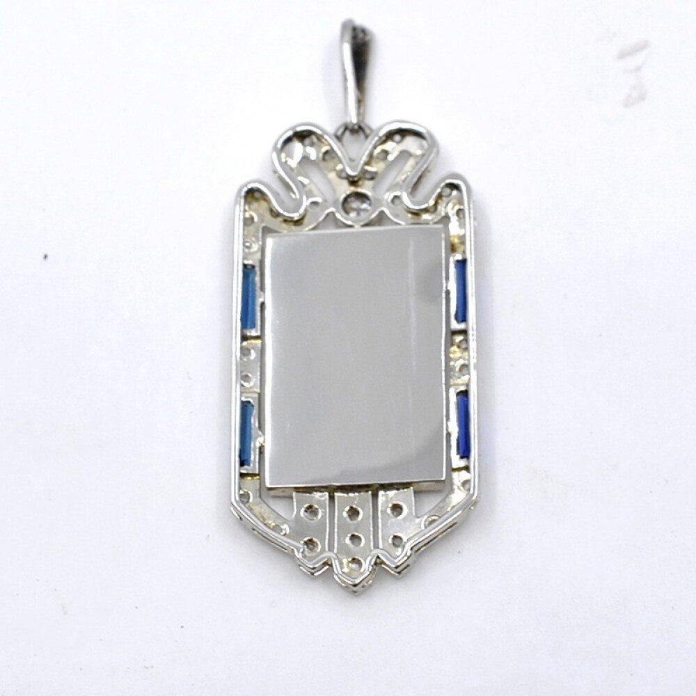 Medalla En Oro 18 Con Imagen De La Virgen En Madre Perla, Brillante, Diamantes Y Zafiros Sinteticos Medalla En Oro 18 Con Imagen De La Virgen En Madre Perla, Brillante, Diamantes Y Zafiros Sinteticos