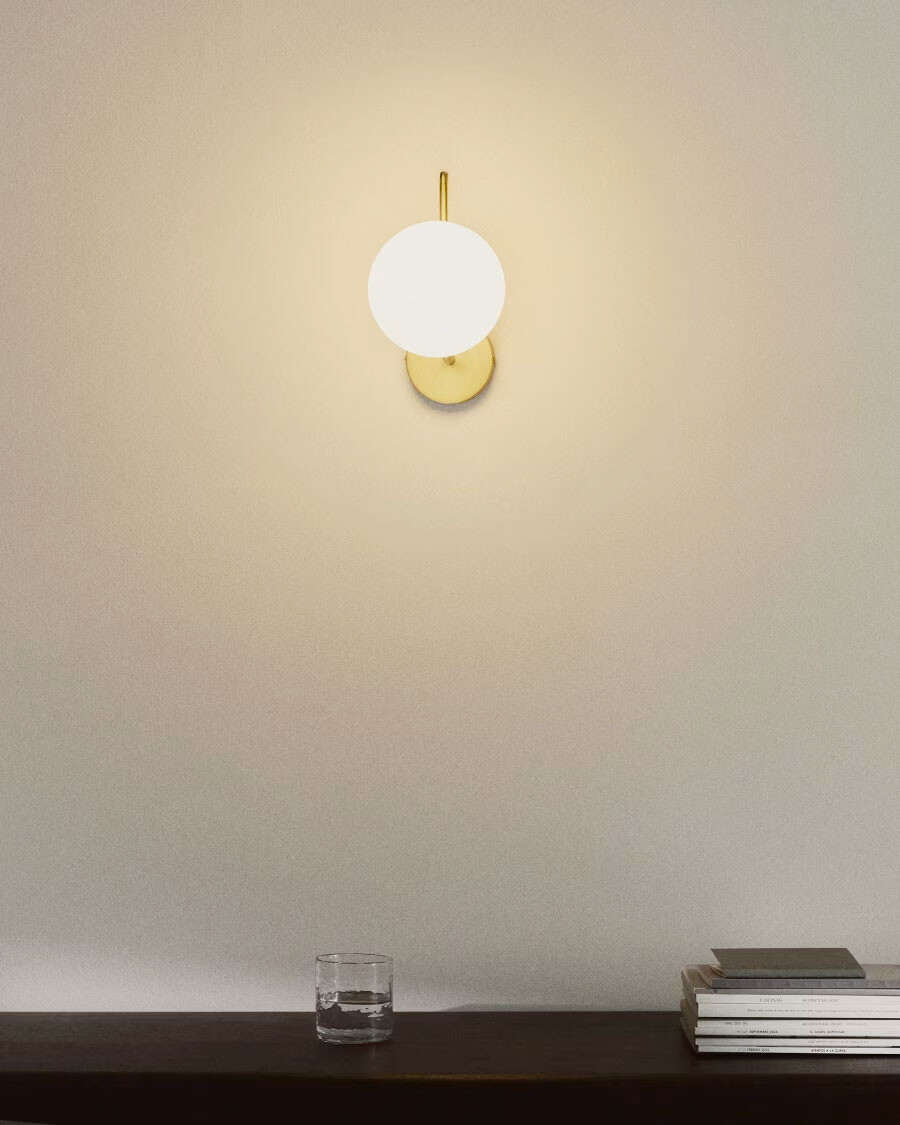 Aplique de pared Brisia de metal con acabado latón cepillado con brazos y 1 bola de cristal glaseado Ø15 cm Aplique de pared Brisia de metal con acabado latón cepillado con brazos y 1 bola de cristal glaseado Ø15 cm