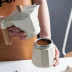 CAFETERA ITALIANA ALUMINIO 300ML 6 TAZAS CREMA MANGO MADERA VARENNA CAFETERA ITALIANA ALUMINIO 300ML 6 TAZAS CREMA MANGO MADERA VARENNA