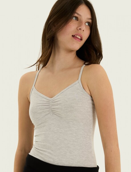 MUSCULOSA CON ESCOTE FRUNCIDO GRIS