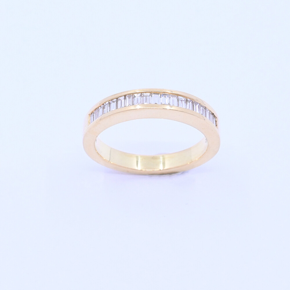 Anillo medio sin fin oro 18k engarce carril con brillantes. Anillo medio sin fin oro 18k engarce carril con brillantes.