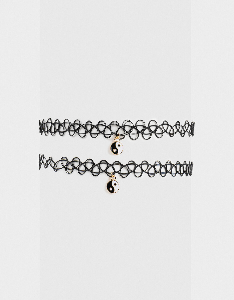 Set De Chokers Con Dijes 