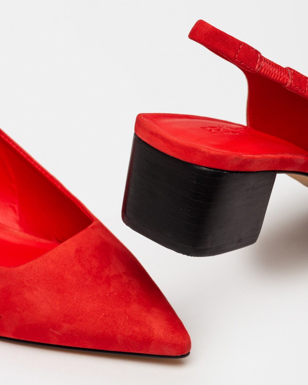 Stiletto Marga En Cuero Nobuk Rojo