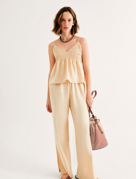 BLUSA CON ESCOTE BEIGE