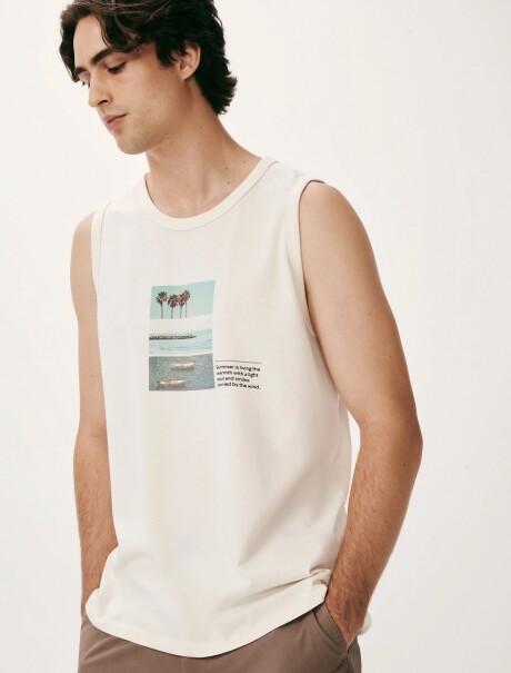 MUSCULOSA BÁSICA CON ESTAMPA BEIGE