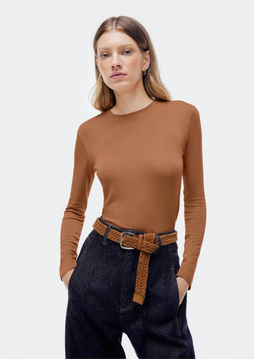 CAMISETA BÁSICA CON ELASTANO - MARRÓN 