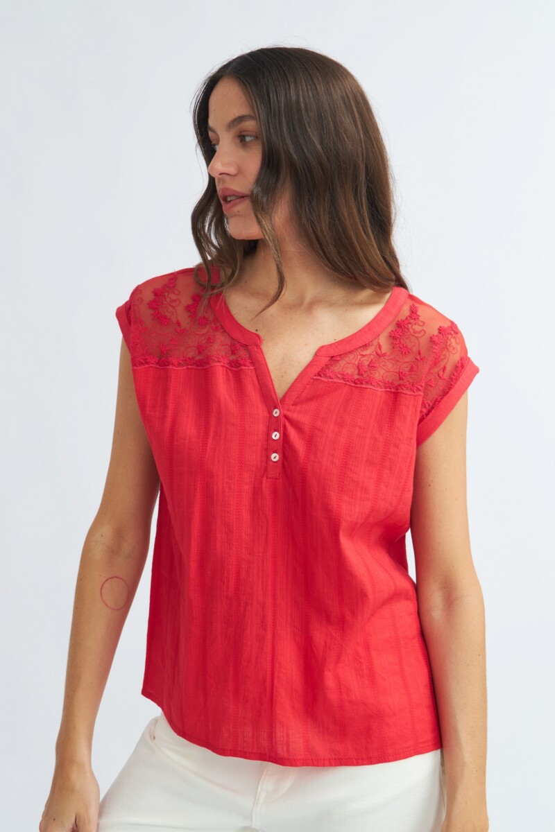 Blusa con detalle en canesú ROJO