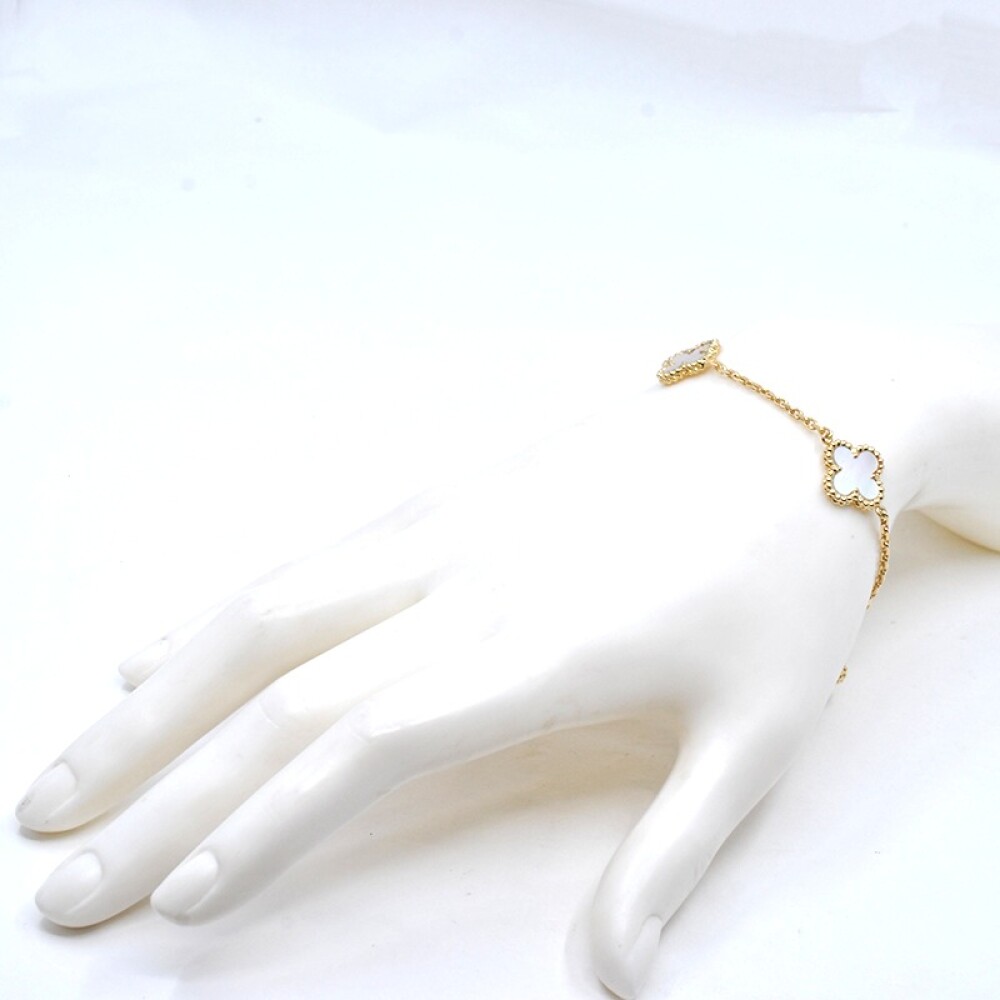Pulsera en oro 18k y nácar modelo Alhambra. Largo 20 cm Pulsera en oro 18k y nácar modelo Alhambra. Largo 20 cm