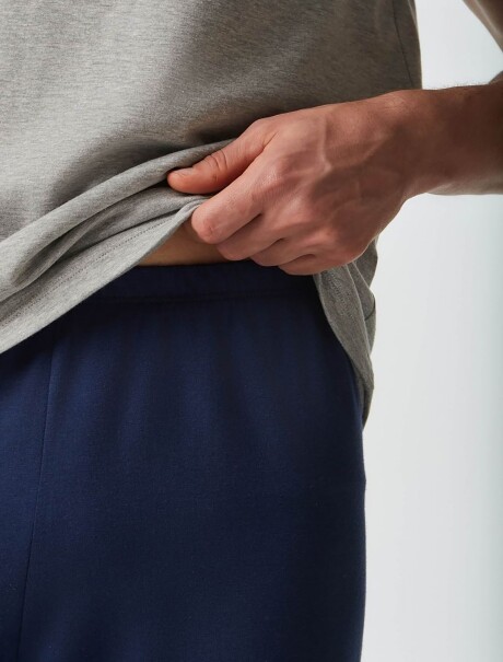PIJAMA CON PANTALÓN LARGO Y BORDADO GRIS