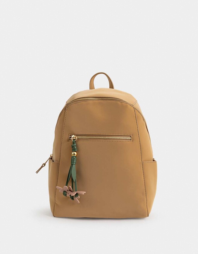 Mochilas Urbanas Mochila Con Charm - Marron Camel