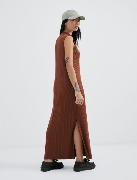 VESTIDO LARGO SIN MANGAS MARRÓN