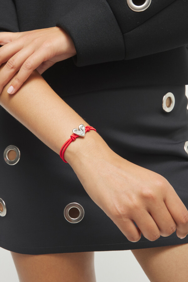 PULSERA DE HILO ELÁSTICO ROJO CON CORAZÓN BAÑADO EN ORO 18K Pulsera