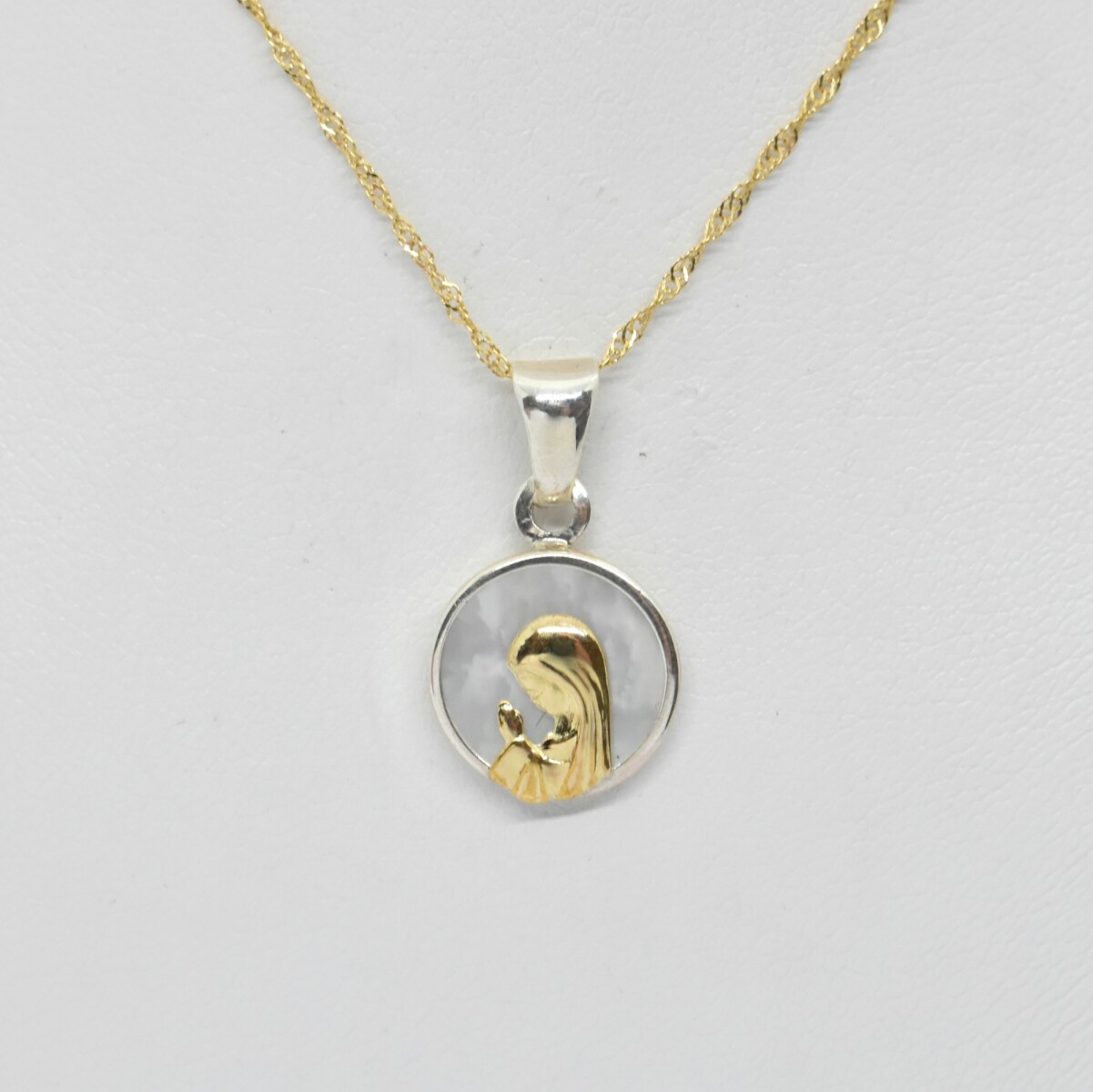 Medalla en Oro 18Kilates y Plata 925 con Nácar Virgen 