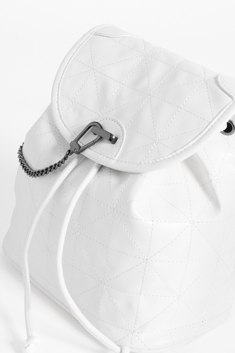 Mochila pespunteada con cadena blanco