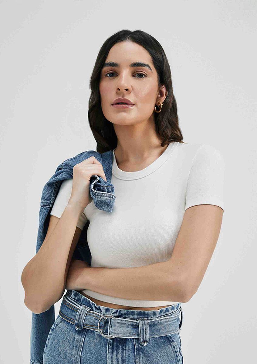 BLUSA CROPPED EN TELA ACANALADA - BEIGE 