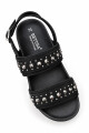 Sandalia Bettina BT225 con tachas y tira atras Negro