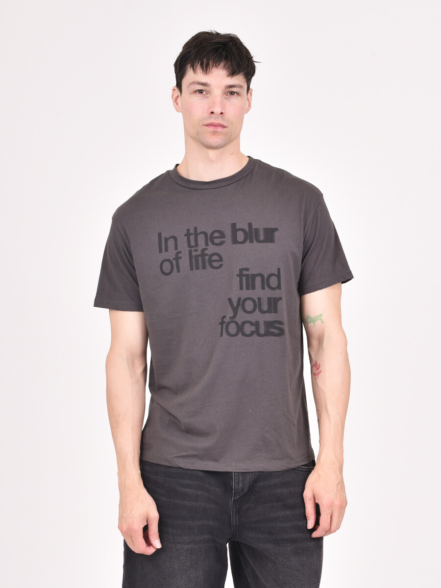 REMERA FOCUS - GRIS OSCURO 
