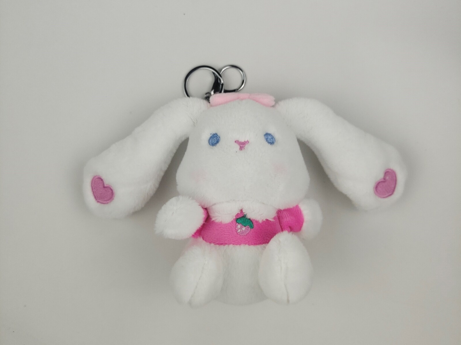 COLGANTE DE BOLSA DE PELUCHE (CONEJO CON OJOS BORDADOS Y CORAZÓN/ROSA OSCURO) 