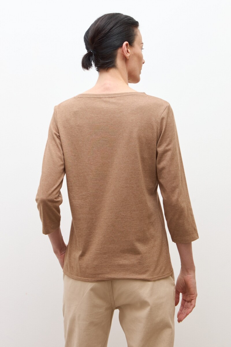Remera escote bote tostado melange