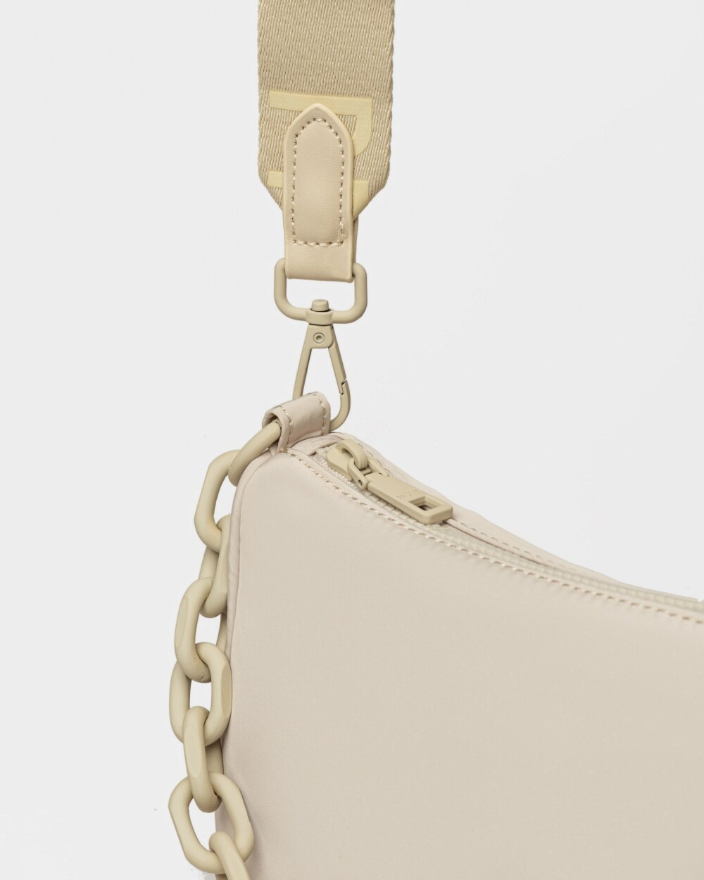 Cartera al Hombro Match en Nylon Natural