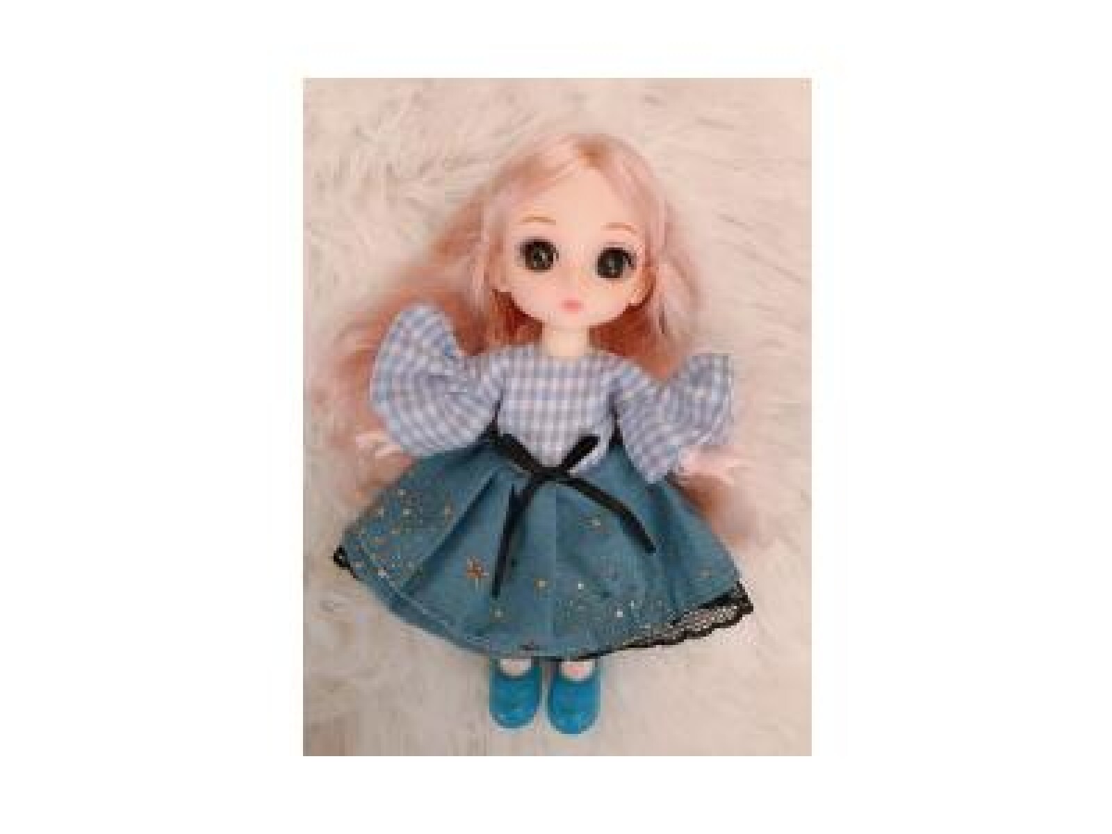 MUÑECA ARTICULADA DE 15 CM CON LLAVERO – VESTIDO A CUADROS 