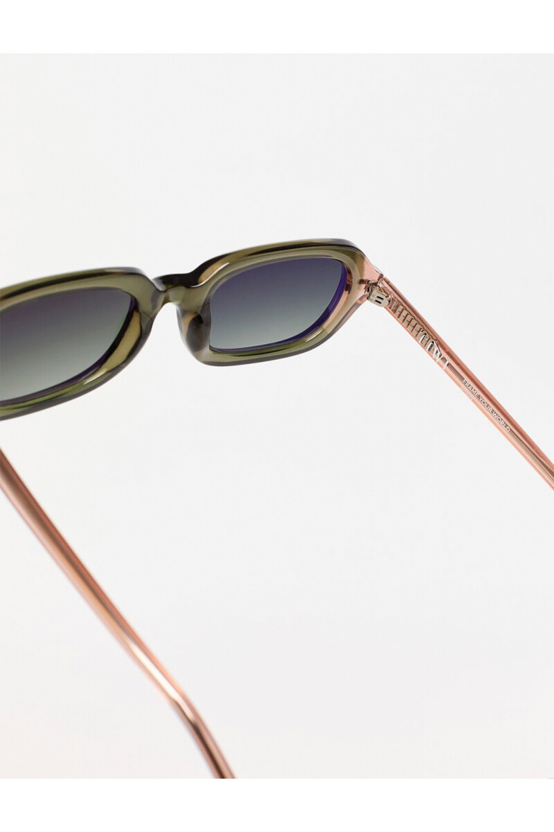 Tiwi Bennett - 612 Shiny Bicolor Green / Pink With Burgundy Grad