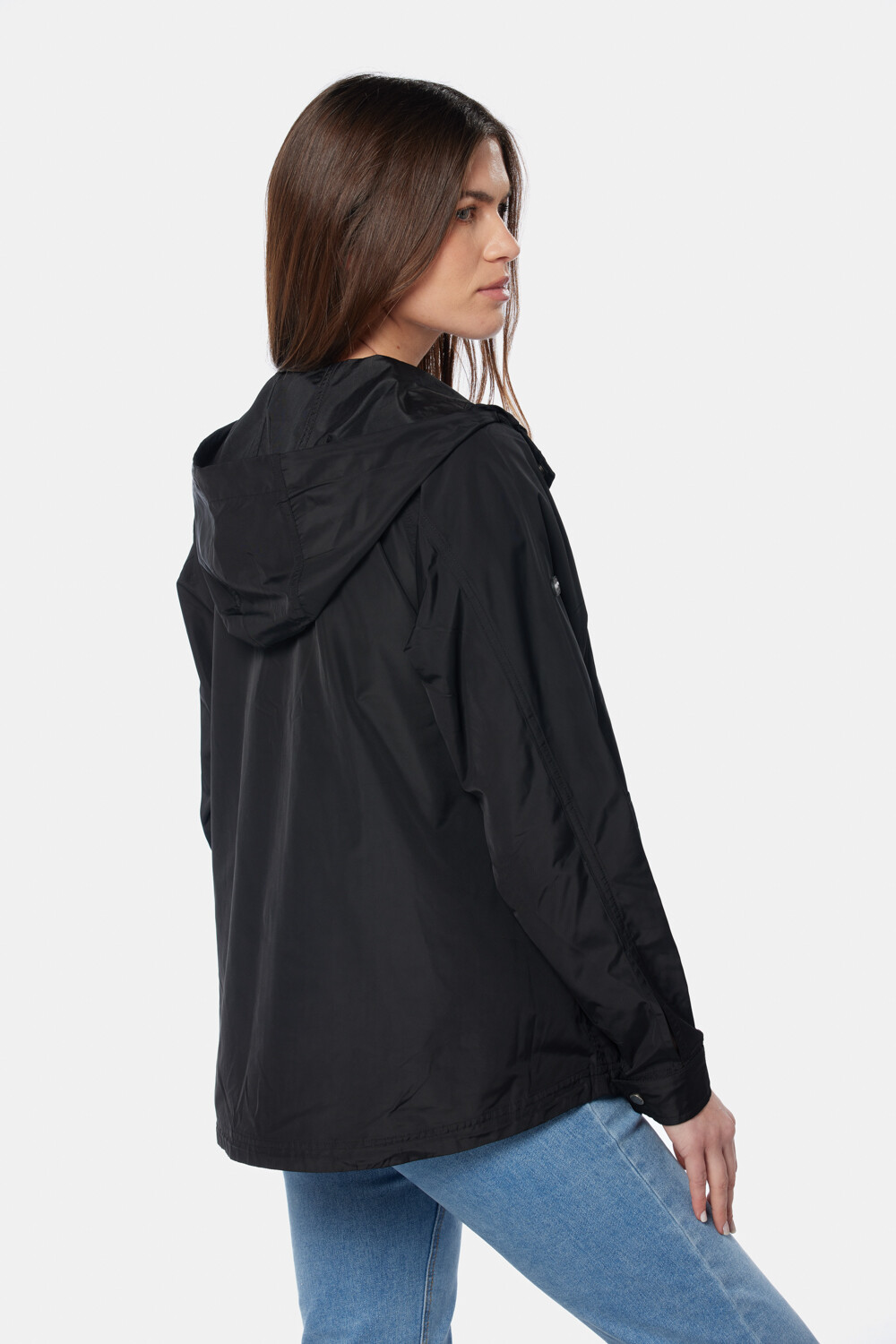 CAMPERA DE NYLON CON CAPUCHA Negro