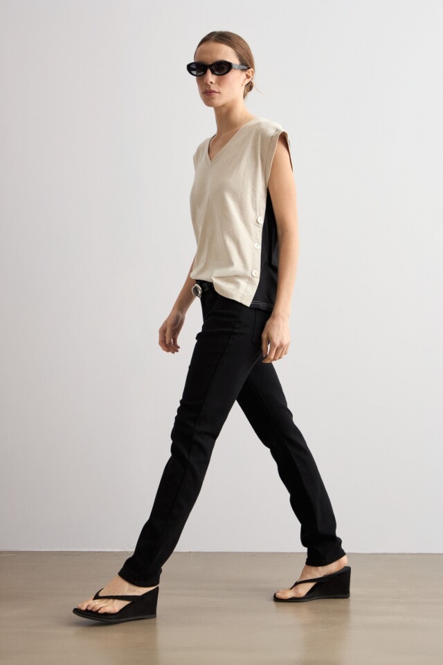 Remera bicolor con botones beige melange