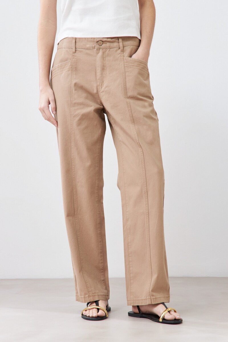 Pantalón recto con pespuntes tostado