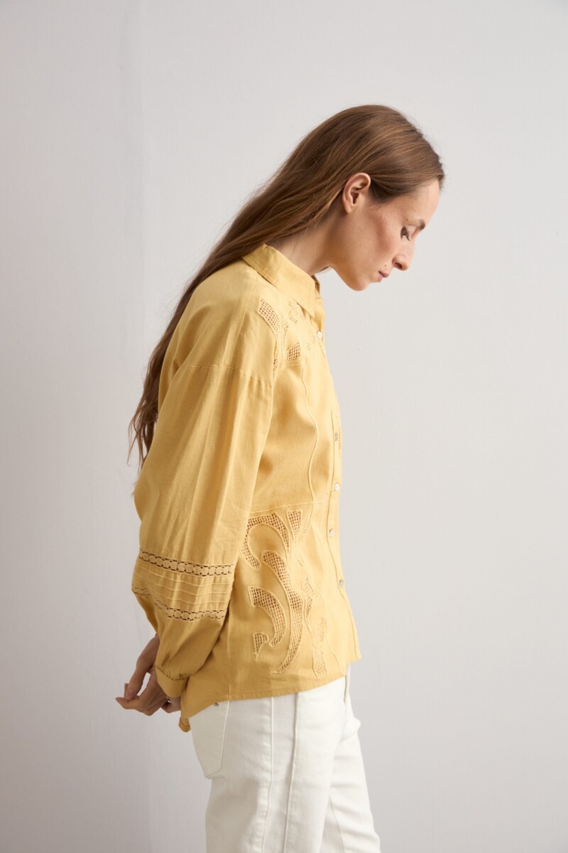 Camisa bordada y calada maiz