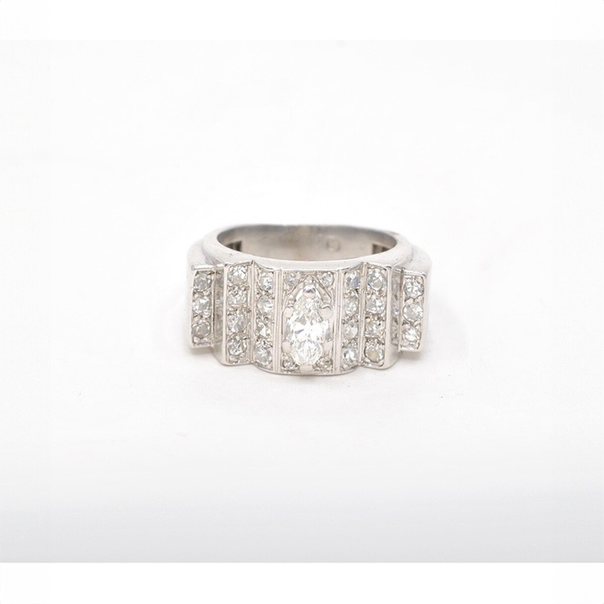 Anillo En Platino Con Importante Brillante Central Navette 