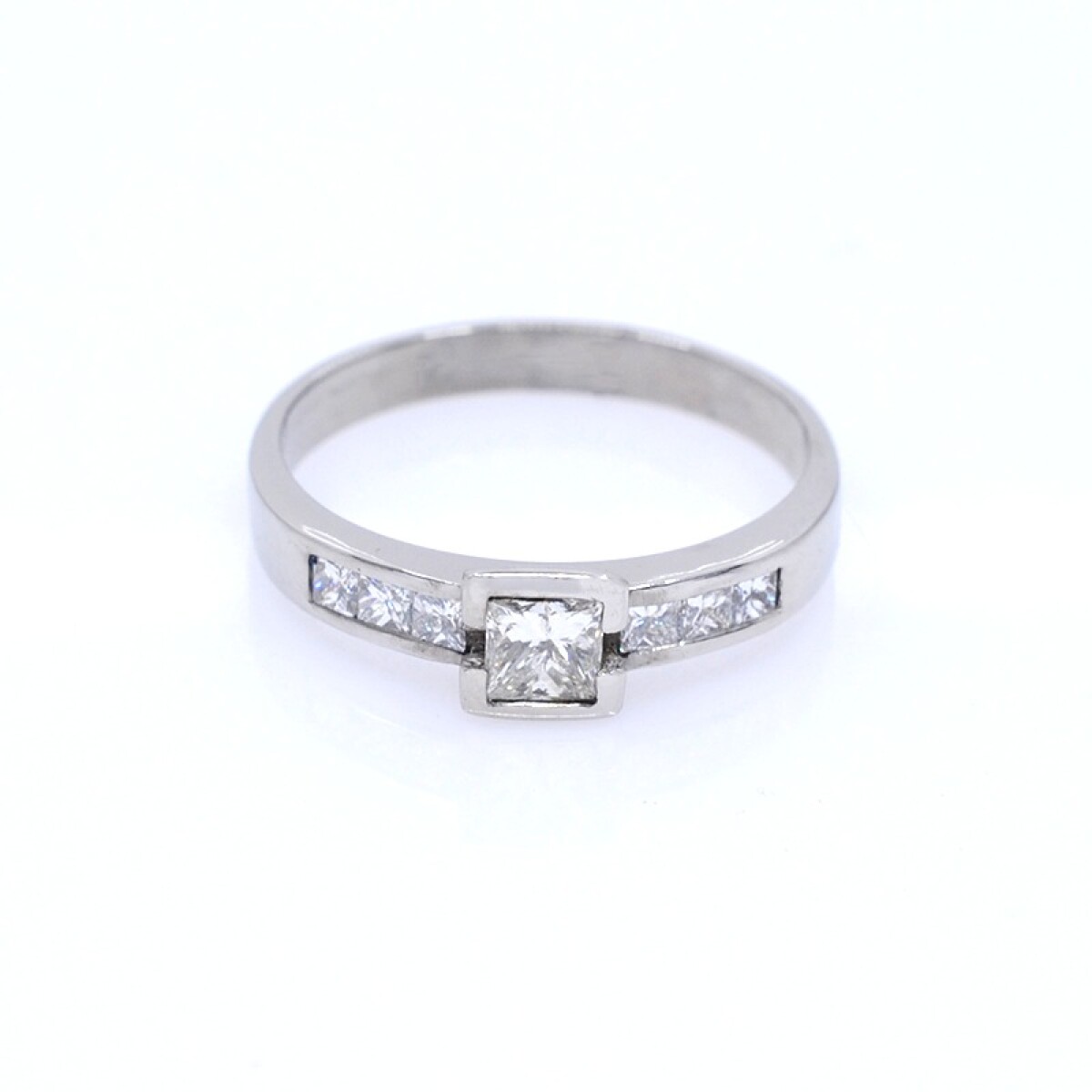 Anillo en oro 18k blanco y brillantes corte princesa 