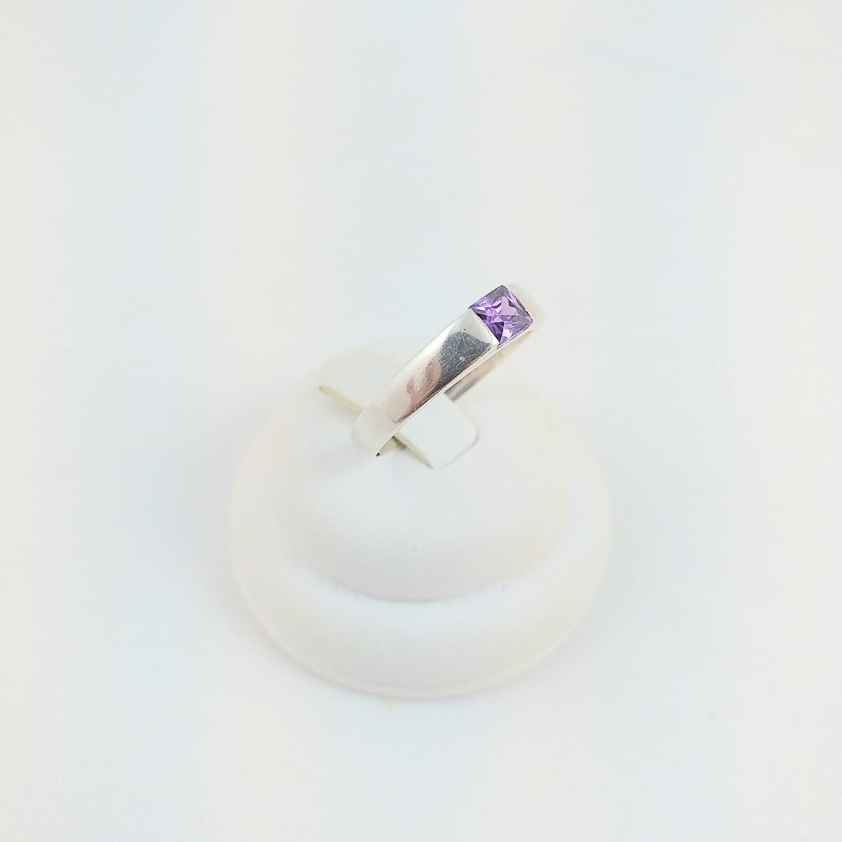 Anillo de plata 925, circonia violeta cuadrada engarzada, ancho 4mm, diámetro interno 18mm #16. 