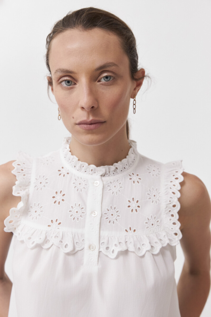 Top con broderie y volados blanco
