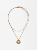 Conjunto De Collares Con Medalla Y Perlas dorado