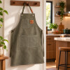 Delantal de Cocina en Tela Canvas con Bolsillos y Detalles en Eco Cuero Verde Oliva