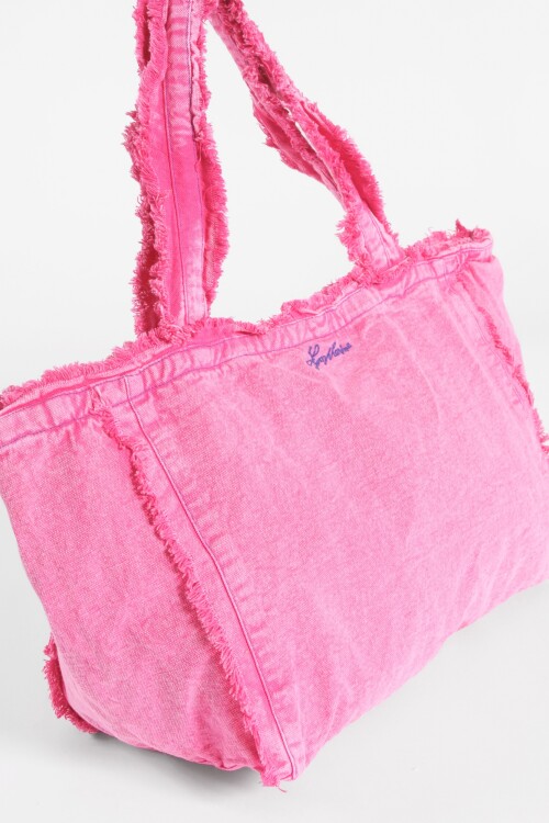 Bolso lavado con detalles desflecados fucsia