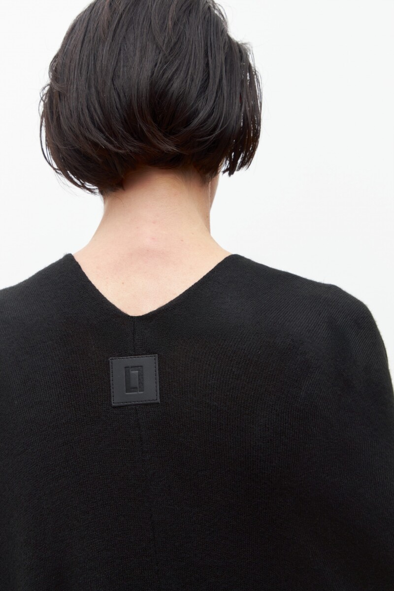 Capa tejida con volados negro