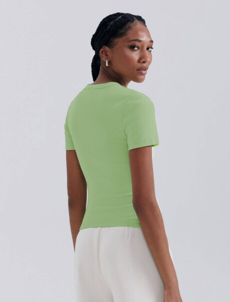 BLUSA CROPPED EN TELA ACANALADA VERDE